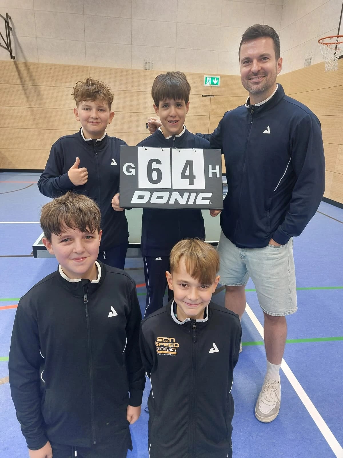 Nachwuchsmannschaft des TTC Staffel mit Coach nach dem Sieg
