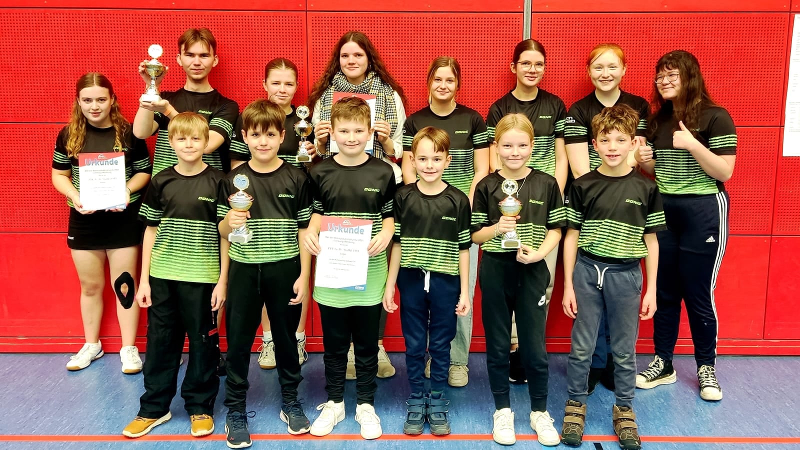 Nachwuchsspielerinnen und -spieler des TTC Staffel mit Pokalen